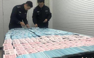 北京鐵警搗毀一制假窩點(diǎn)查獲假火車票2600余張（轉(zhuǎn)自中國(guó)新聞網(wǎng)）  　　北京鐵路警方8日通報(bào)稱，一個(gè)隱藏在出租房?jī)?nèi)制作假火車票的窩點(diǎn)日前被警方端掉，當(dāng)場(chǎng)繳獲假火車票2600余張。  　　中新網(wǎng)北京12月8日電 (王海蛟)北京鐵路警方8日通報(bào)稱，一個(gè)隱藏在出租房?jī)?nèi)制作假火車票的窩點(diǎn)日前被警方端掉，當(dāng)場(chǎng)繳獲假火車票2600余張。犯罪嫌疑人唐某已被北京鐵路警方刑事拘留。  　　據(jù)了解，為切實(shí)維護(hù)廣大旅客合法權(quán)益，嚴(yán)厲打擊涉票違法犯罪活動(dòng)，確保2020年春運(yùn)鐵路治安秩序良好，公安部鐵路公安局從2019年12月1日起，在全國(guó)鐵路公安機(jī)關(guān)啟動(dòng)為期80天的打擊倒票“獵鷹-2020”戰(zhàn)役。  　　據(jù)北京鐵路公安處治安支隊(duì)相關(guān)負(fù)責(zé)人介紹，通過(guò)近一周的摸排調(diào)查工作，12月5日18時(shí)許，治安支隊(duì)在北京市豐臺(tái)區(qū)一平房?jī)?nèi)查獲一處制作假火車票窩點(diǎn)，當(dāng)場(chǎng)抓獲嫌疑人唐某。據(jù)唐某交代，他是通過(guò)在互聯(lián)網(wǎng)某網(wǎng)站發(fā)布消息進(jìn)行招攬，然后再根據(jù)客戶要求制作販賣用于報(bào)銷的假火車票，每張收費(fèi)25元至35元不等。隨后，民警又在出租房?jī)?nèi)查獲制假工具，以及制作的半成品假火車票2500余張、已經(jīng)制作完成的假火車票130張。目前，該嫌疑人因涉嫌偽造有價(jià)票證罪，已被北京鐵路警方刑事拘留。  　　據(jù)悉，在“獵鷹-2020”戰(zhàn)役中，北京鐵路警方抽調(diào)專門警力組建“獵鷹小分隊(duì)”，部署警力加大利用互聯(lián)網(wǎng)進(jìn)行倒賣火車票、以及利用他人身份信息囤積車票等不法行為，全方位擠壓涉票違法犯罪活動(dòng)空間。(完)